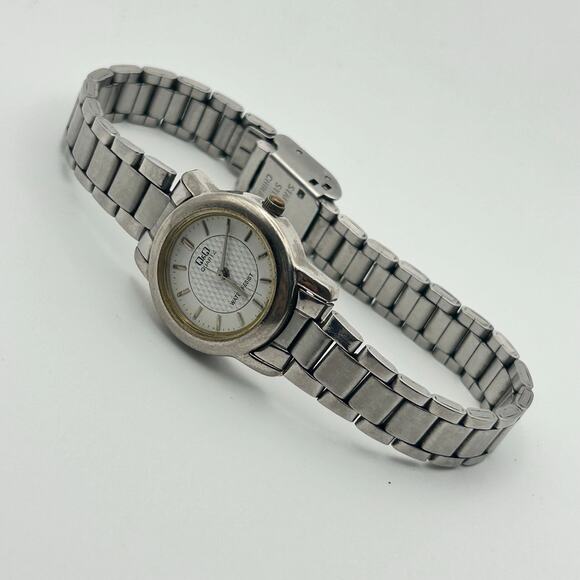 Q&Q Silver Tone WR Stainless Steel 22mm Women’s Watch Working - Picture 4 of 8